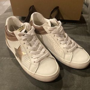 Vintage Havana bounce sneakers. Size 7. Worn only a few times. Like new!